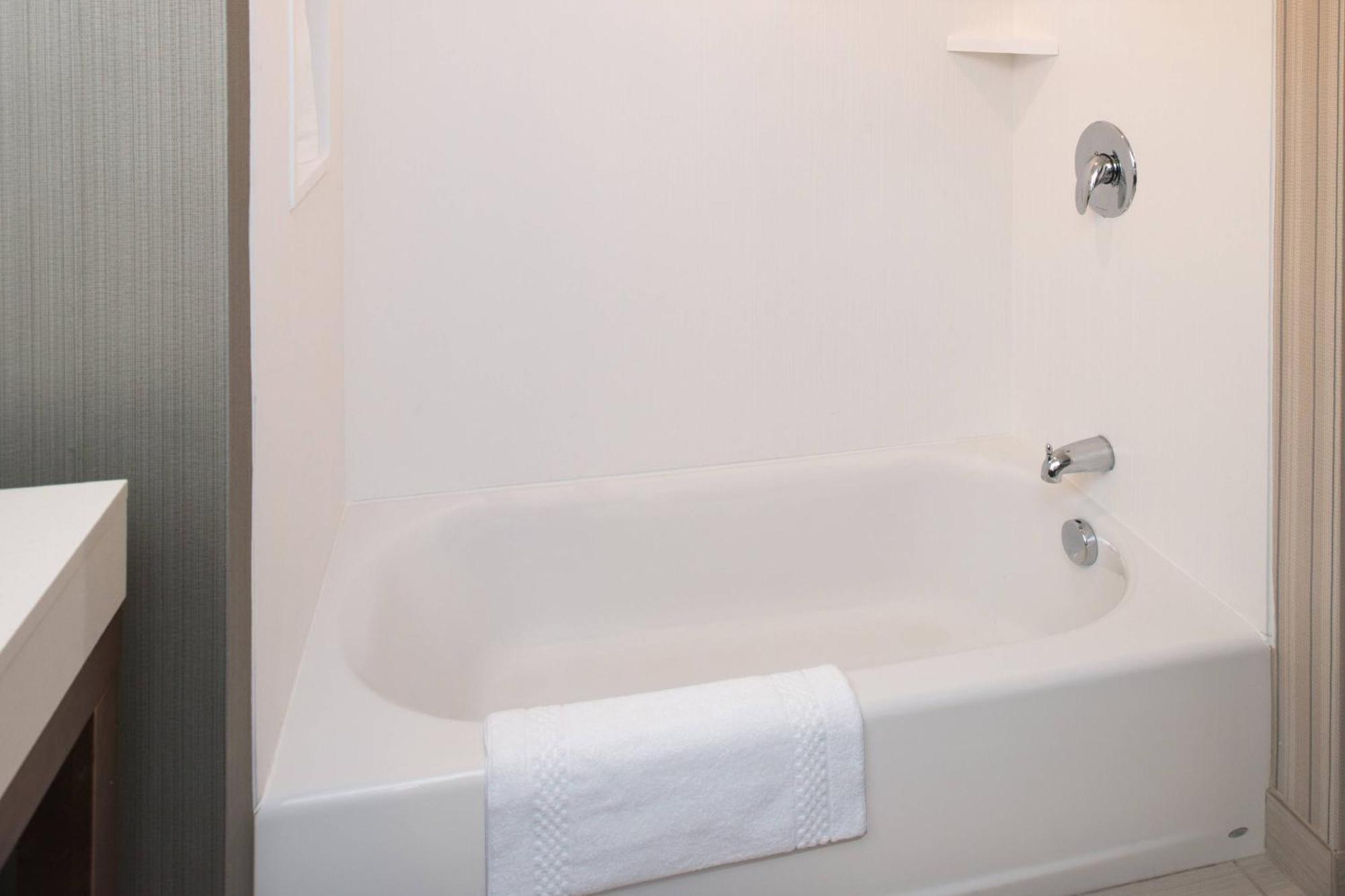Courtyard By Marriott Detroit Farmington Otel Farmington Hills Dış mekan fotoğraf